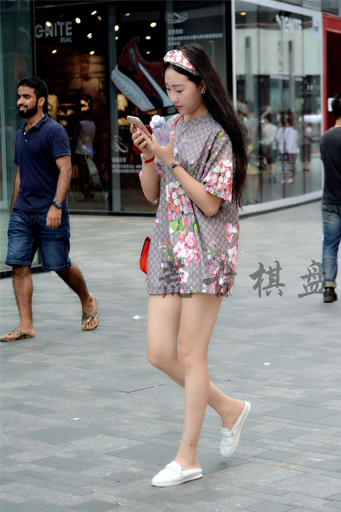 街拍：这么漂亮的姑娘，你穿的是T恤还是连衣裙？
