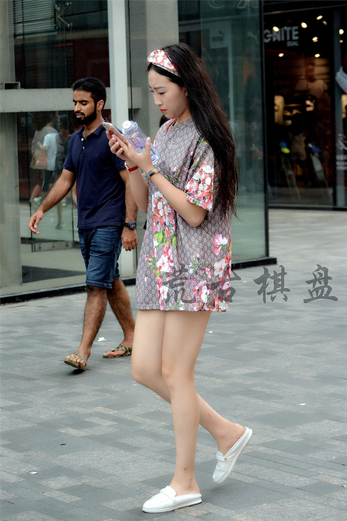 街拍：这么漂亮的姑娘，你穿的是T恤还是连衣裙？