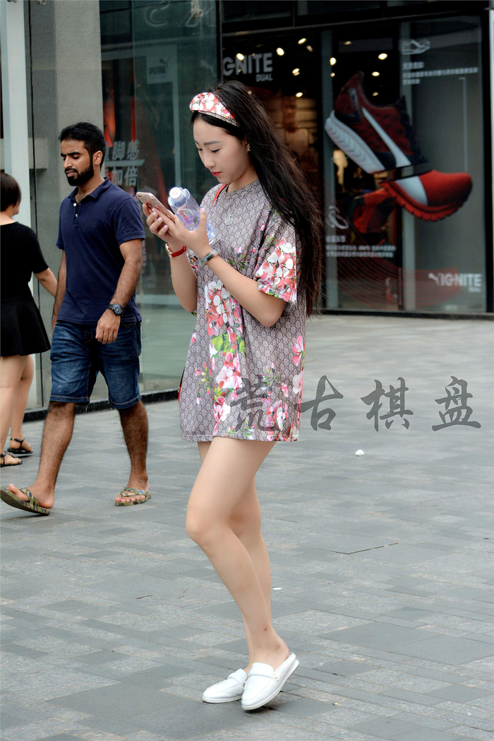 街拍：这么漂亮的姑娘，你穿的是T恤还是连衣裙？