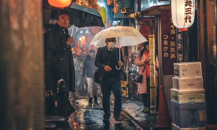 探访日本东京夜间生活：霓虹灯、后街酒吧、角色扮演