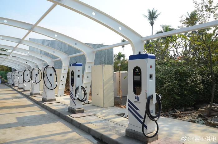 湛江市目前最大规模的公共电动汽车充电站完成调试！