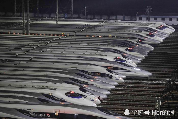 春运首日武汉动车基地场面震撼 似万箭齐发如陆地航母