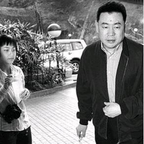 看完香港女首富甘比今昔照片对比, 差别太大, 网友: 有钱改变面相