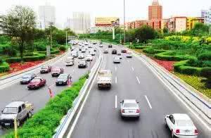 乌鲁木齐人都在探究这个叫“河滩”的路，为啥没有水？
