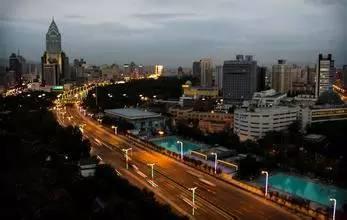 乌鲁木齐人都在探究这个叫“河滩”的路，为啥没有水？