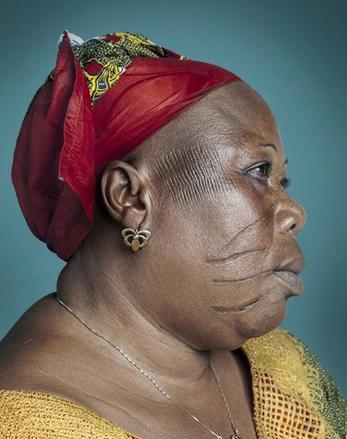 非洲最后一代传统脸疤，刀疤越多地位越高！