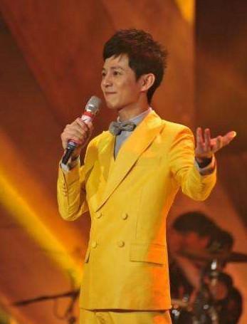 王俊凯和张翰等男生的黄颜色外套，在冬天穿合适吗？