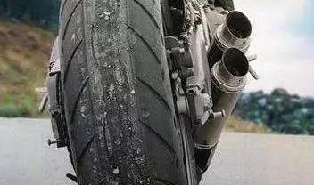 为什么有些摩托车前后轮胎不一样？你了解过吗？！