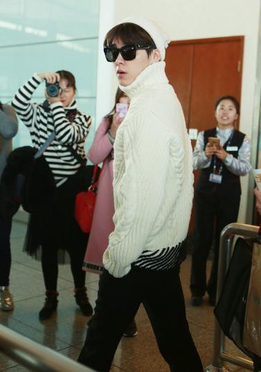 李易峰白色毛衣亮相机场，使出弹指功，网友称还没走出《青云志》
