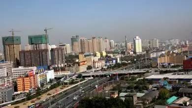 乌鲁木齐人都在探究这个叫“河滩”的路，为啥没有水？