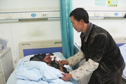 仅十分钟,八岁男童失去二根手指一只眼睛,妈妈一语不发