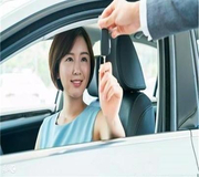 车钥匙不小心被锁进车里怎么