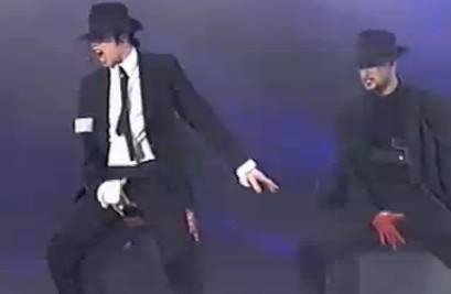 站到迈克尔杰克逊旁边伴舞的是演员徐锦江？