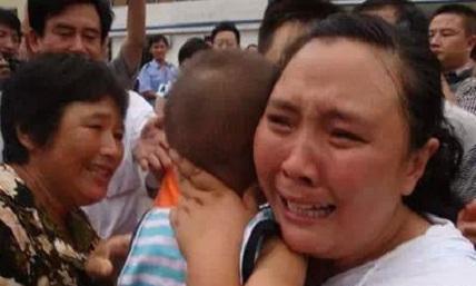 四岁娃被拐走三年，在天桥认出自己的妈妈，亲妈的做法让人气愤！