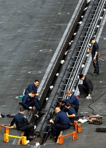 卫星无意间拍摄到中国军舰甲板上的画面，这下子国人彻底振奋了！