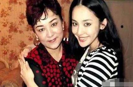女星和妈妈自拍：娜扎高颜值是遗传妈妈，刘亦菲妈妈也是仙气十足