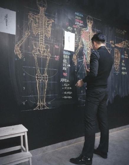 一个被老师耽搁的画家走红网络,估计女同学都不会逃课!