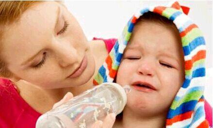 育儿小知识: 晚上要给宝宝喝水吗? 宝宝每天应该让喝多少水?