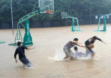 暴雨中玩斗牛! NBA的球星们看到没, 这才是真正的用生命在打球