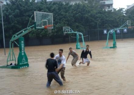 暴雨中玩斗牛! NBA的球星们看到没, 这才是真正的用生命在打球