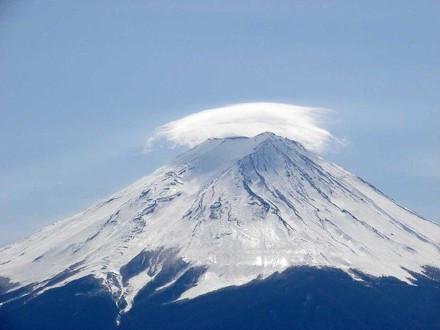 实拍富士山奇景“笠云”现象，场面壮观，美得令人窒息