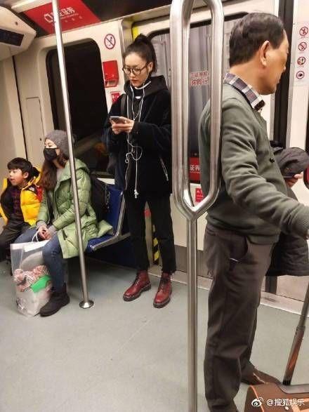刘雯在地铁被网友偶遇，无滤镜也美爆了!这点谁学谁美!