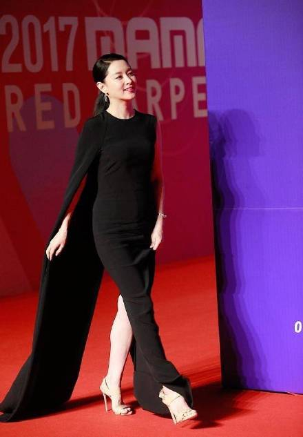 46岁李英爱驻颜有术，大长今14年后仍少女，黑长裙秒杀一票小花！