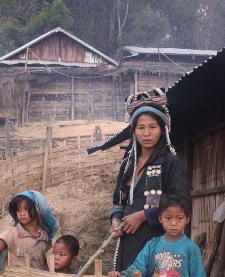 老挝山村见闻：这里从怀孕到孩子长大，妇女都要衣不蔽体