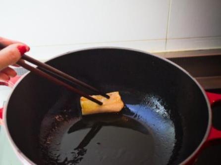 为什么饭店的大铁锅从来都不粘锅？