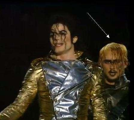 站到迈克尔杰克逊旁边伴舞的是演员徐锦江？