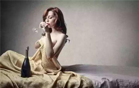 女人来月经可以喝酒吗 经期喝酒对身体有影响吗？