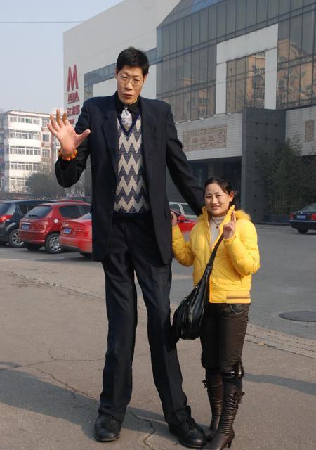 2米42“亚洲第一巨人”张俊才，与娇妻相差77cm，结婚19年没怀孕