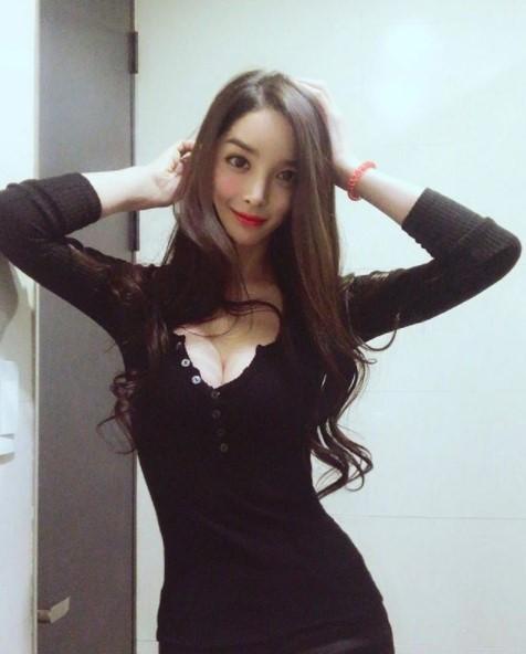 韩国变性艺人河莉秀社交网站发布近照