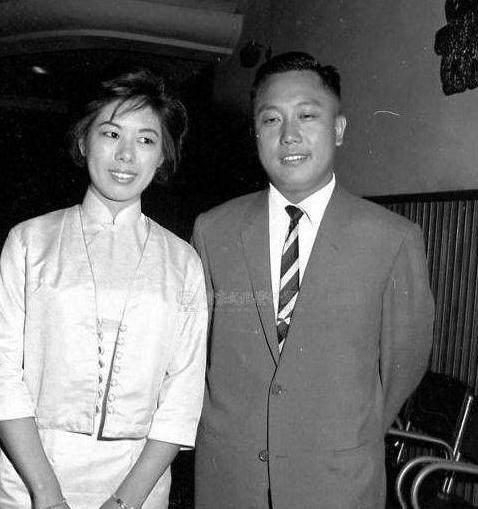 建国后，他驾机叛逃台湾，娶美女特务为妻，30年后回大陆探亲被抓