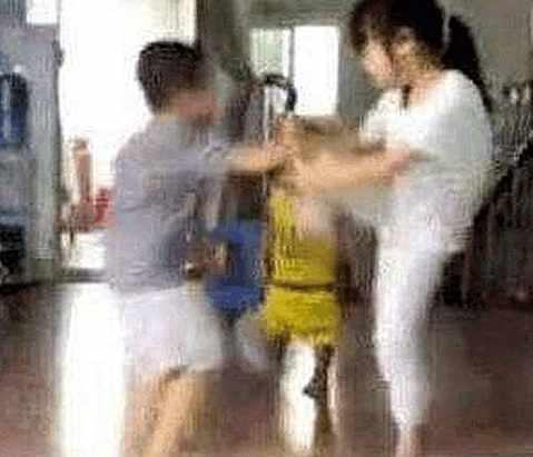 就去一天幼儿园, 4岁儿子不会尿尿了, 引的爸爸破口大骂