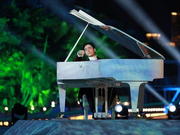 “金手指”吴牧野帅气登央视春晚   确立第一钢琴师地位