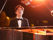 李云迪四登春晚奏黄河颂 网友：整个人在发光