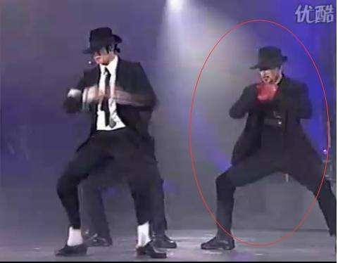 站到迈克尔杰克逊旁边伴舞的是演员徐锦江？