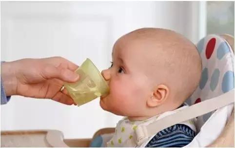 育儿小知识: 晚上要给宝宝喝水吗? 宝宝每天应该让喝多少水?