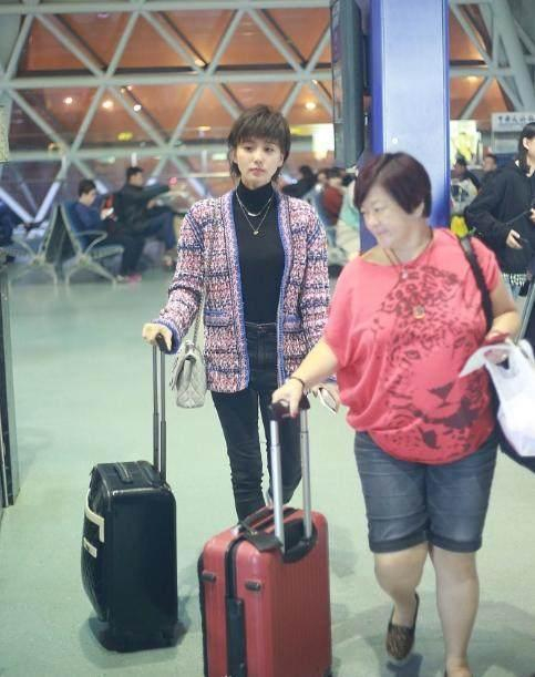 43岁周迅和30岁刘诗诗撞衫,小13岁输个精光,一个大妈一个少女