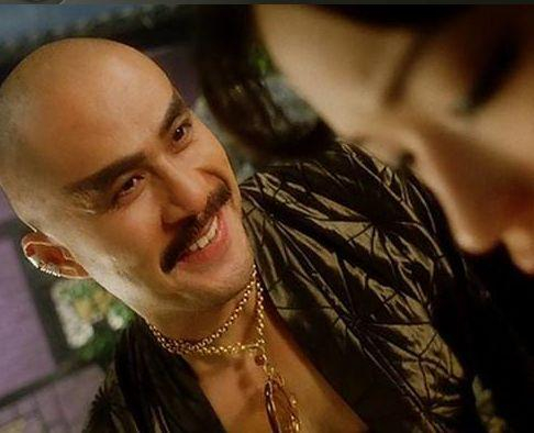 站到迈克尔杰克逊旁边伴舞的是演员徐锦江？