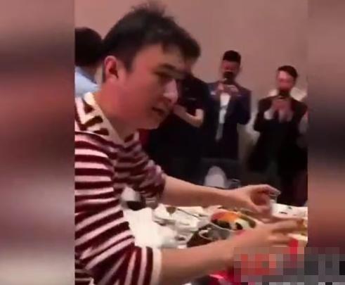 王思聪出席婚礼随了30万，粉丝大呼：也来我家参加婚礼吧！