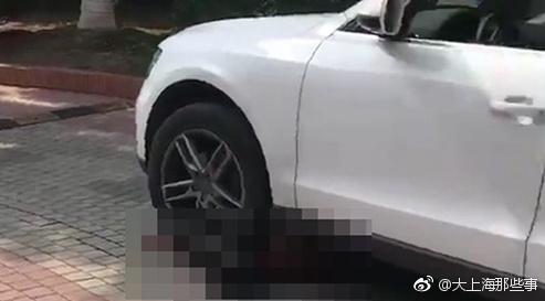 一轿车在上海青浦宾馆门口撞倒两人 致一死一伤