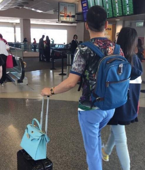 43岁刘强东携24岁章泽天现身机场，网友：一个爸爸，一个女儿！