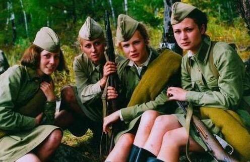 为什么苏联80万女兵上战场，不穿军装而穿裙子呢？看完你就知道了