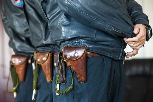 中国飞行员自卫手枪被吐槽，性能比俄军牺牲飞行员配枪差远了