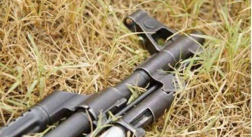 AK47、AKM、56式冲锋枪的特点，不要再傻傻的分不清楚了！