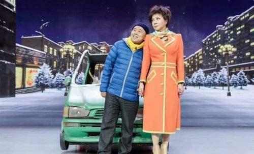 60岁潘长江和34岁女儿近照，网友：多亏漂亮老婆给他改善了基因