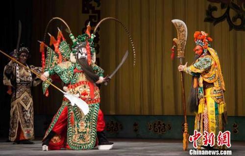 舞台上风光背后的艰辛：学京剧有多苦？