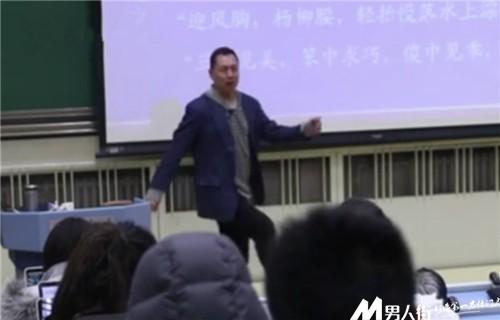 有一个“舞功高强”的老师是怎样的体验，这位清华老师火了……